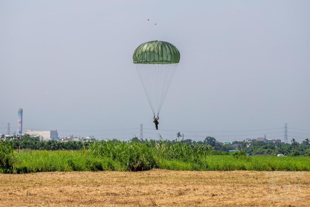 官兵順利於潮州空降場著陸。（軍聞社記者莊家宏攝）