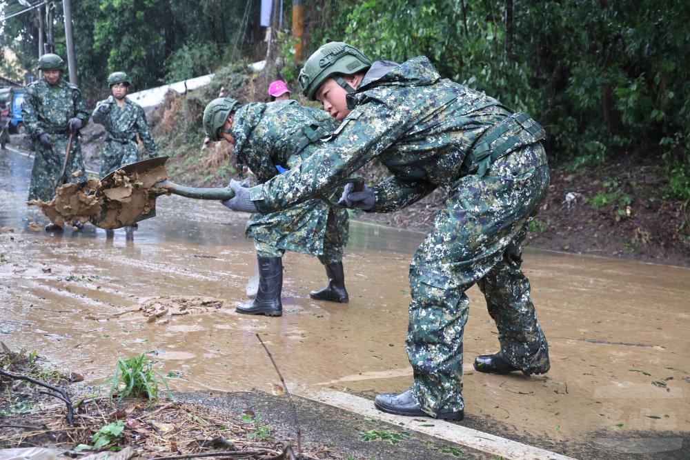 第五作戰區官兵至集集鎮，清除淤泥，協助恢復道路暢通。（第五作戰區提供）