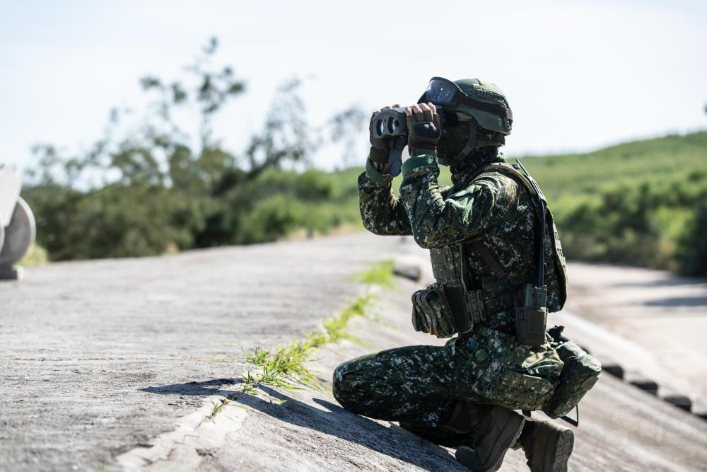 裝騎營官兵以雷射望遠鏡實施偵察。（軍聞社記者周力行攝）