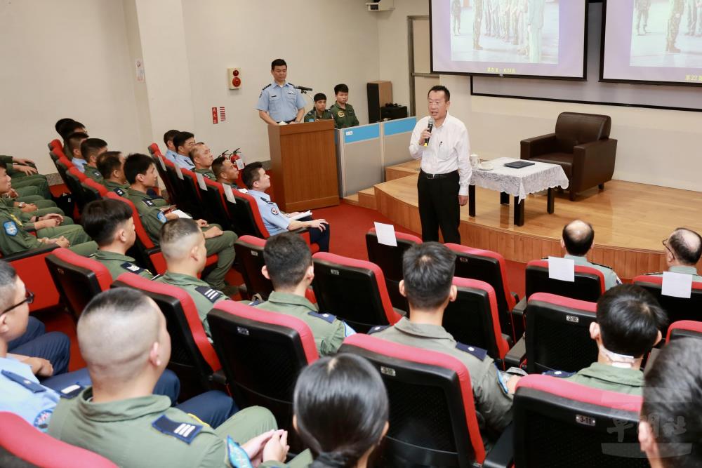 顧部長視導空軍第六聯隊　慰勉官兵疏運救災辛勞