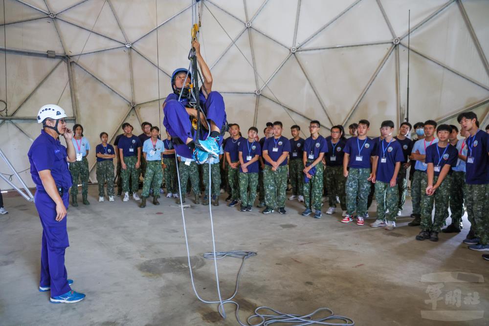 空軍一指部陸電廠操作戰管雷達球罩維護作業。（軍聞社記者莊家宏攝）