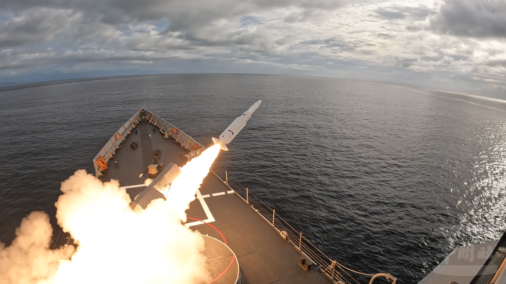 海軍成功級班超軍艦實施「標準一型飛彈」實彈射擊。（軍聞社記者王茗生攝）