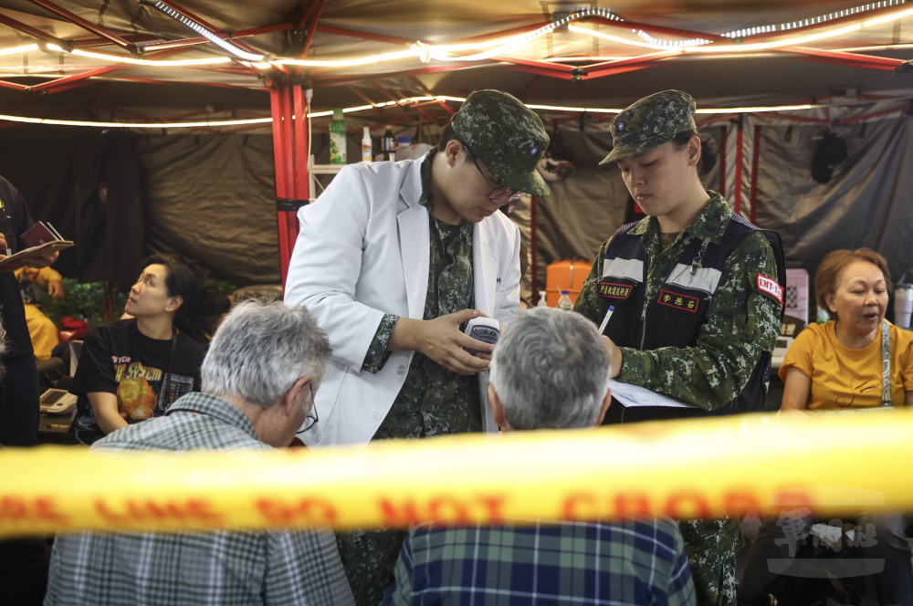 陸軍二支部協助災民完成檢傷分類及簡易包紮。（青年日報記者黃迪明攝）