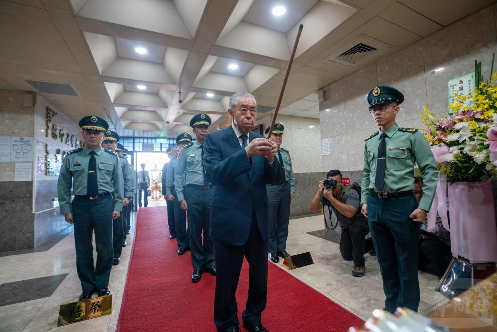 軍友社榮譽理事長李棟樑前往五指山國軍示範公墓，向國軍忠烈將士靈位致敬。（軍聞社記者吳東昇攝）