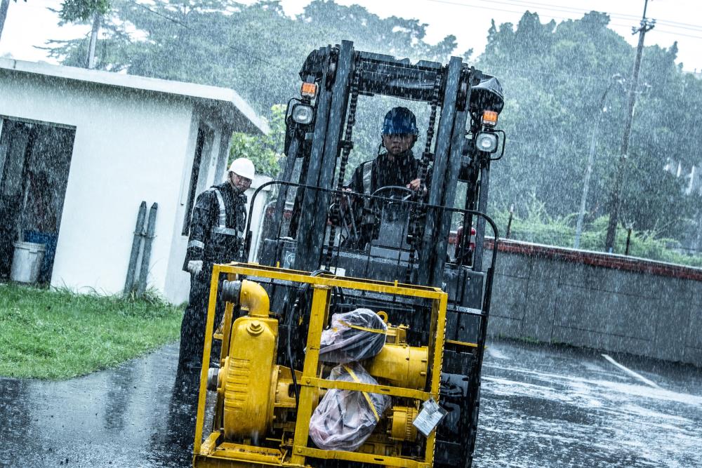 官兵操作堆高機，迅速將裝備運至中型戰術輪車。（軍聞社記者王茗生攝）