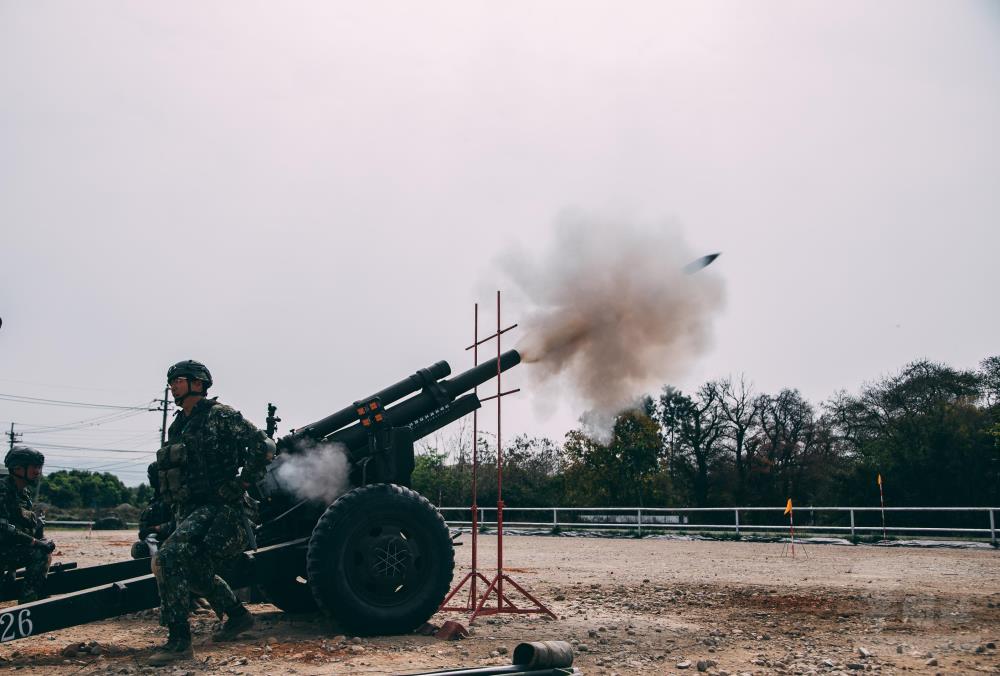 陸軍43砲指部砲1營實施105榴砲實彈射擊訓練。（軍聞社記者吳柏融攝）
