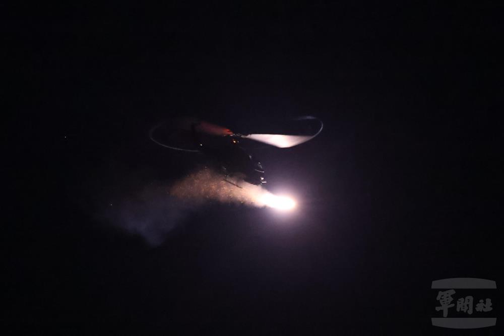 AH-1W直升機夜間射擊地獄火飛彈。（軍聞社記者呂尚俞攝）