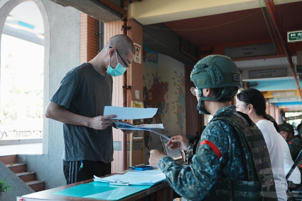 醫官協助確認召員健康狀況。（軍聞社記者陳彥樺攝）