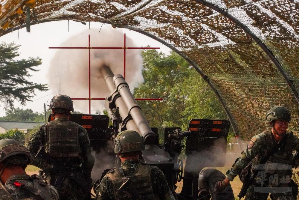 陸軍機步第234旅砲兵營日前於砲兵測考中心實施「基地期末測驗」。（陸軍第十軍團提供）