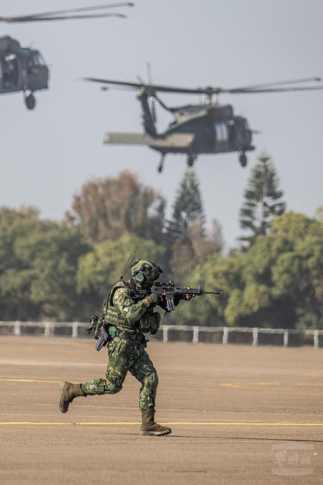 特戰官兵搭乘陸航UH-60M黑鷹直升機，執行空中突擊作戰。（軍聞社記者卓以立攝）