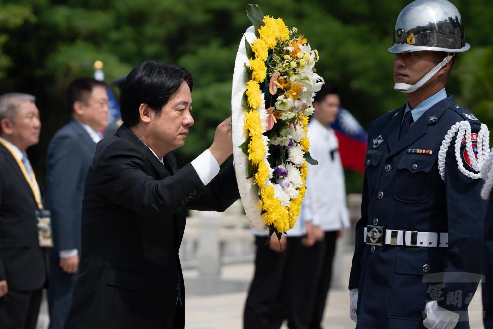 總統向忠靈將士獻花。（軍聞社記者呂尚俞攝）