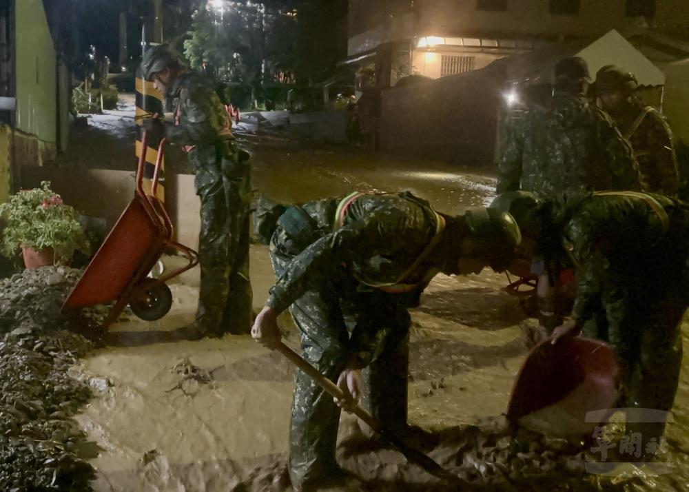 官兵清除溢流街道土石。（臺東地區指揮部提供）