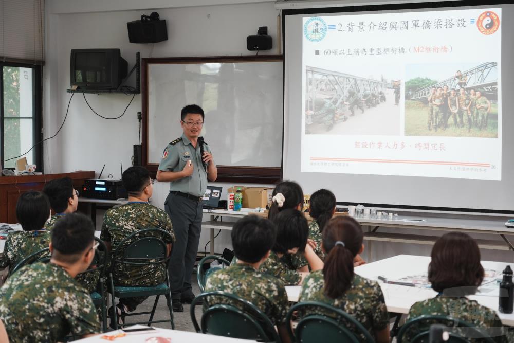 老師於課中介紹工兵部隊使用之橋梁形式。（軍聞社記者陳彥樺攝）