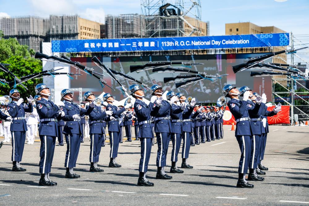 三軍聯合樂儀隊以「樂儀飛揚展榮耀、團結同心安家邦」為主題，進行精彩的操槍技術展示。（軍聞社記者周昇煒攝）