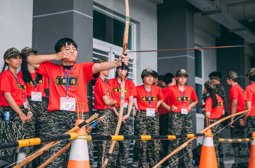 學員體驗木製弓箭射擊。（軍聞社記者吳柏融攝）