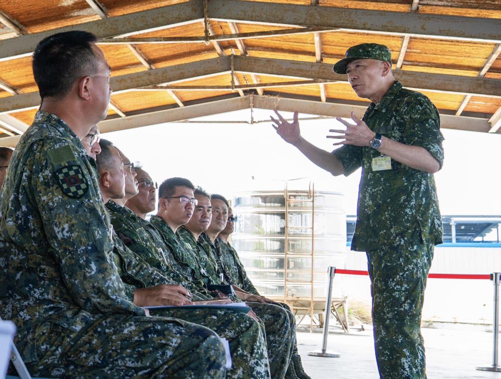 梅總長視導天馬操演，提出工作指導，並犒慰官兵訓練辛勞。（軍聞社記者吳東昇攝）