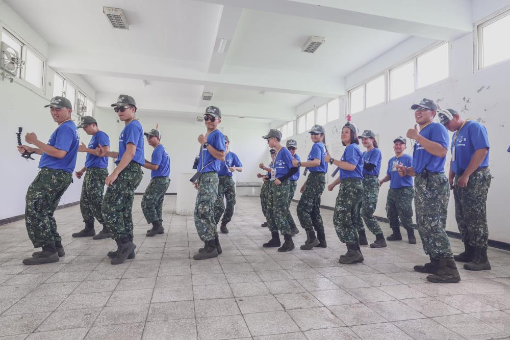 小隊輔群挑戰不配戴防毒面具進入毒氣室。（軍聞社記者周昇煒攝）