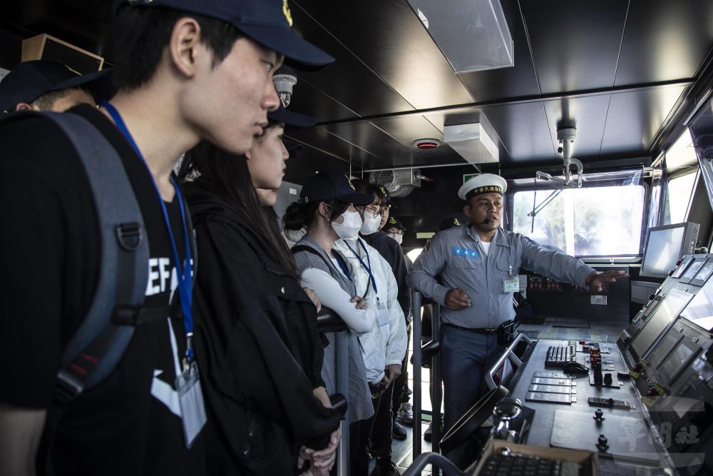學員登上布雷艇駕駛台，瞭解國軍國防自主的成果。（軍聞社王茗生記者攝）
