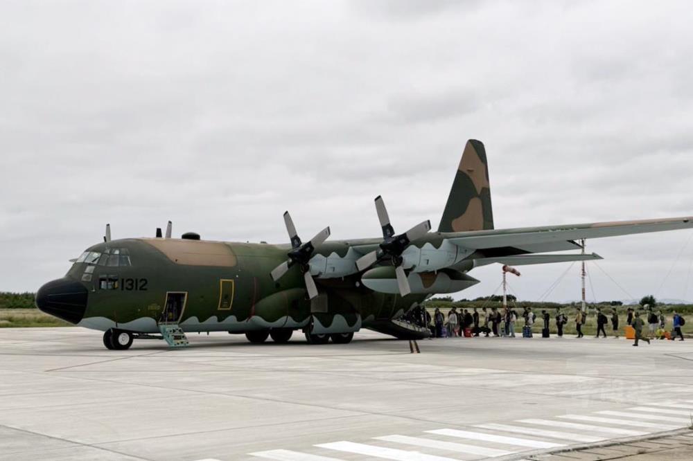 空軍第六聯隊昨日（4日）派遣2架次C-130H運輸機，執行馬祖疏運任務。（馬防部提供）