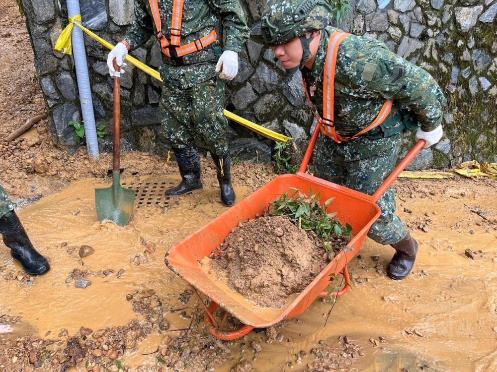 第三作戰區官兵協力基隆地區道路清淤作業。（第三作戰區提供）