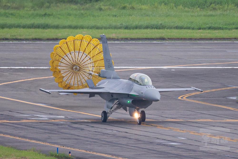 F-16V戰機施放阻力傘。（軍聞社記者卓以立攝）