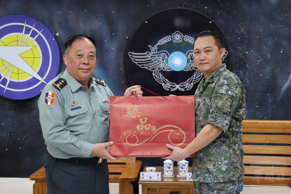 徐副部長頒發慰問品，感謝官兵衛國辛勞。（軍聞社記者蔡枋澐攝）