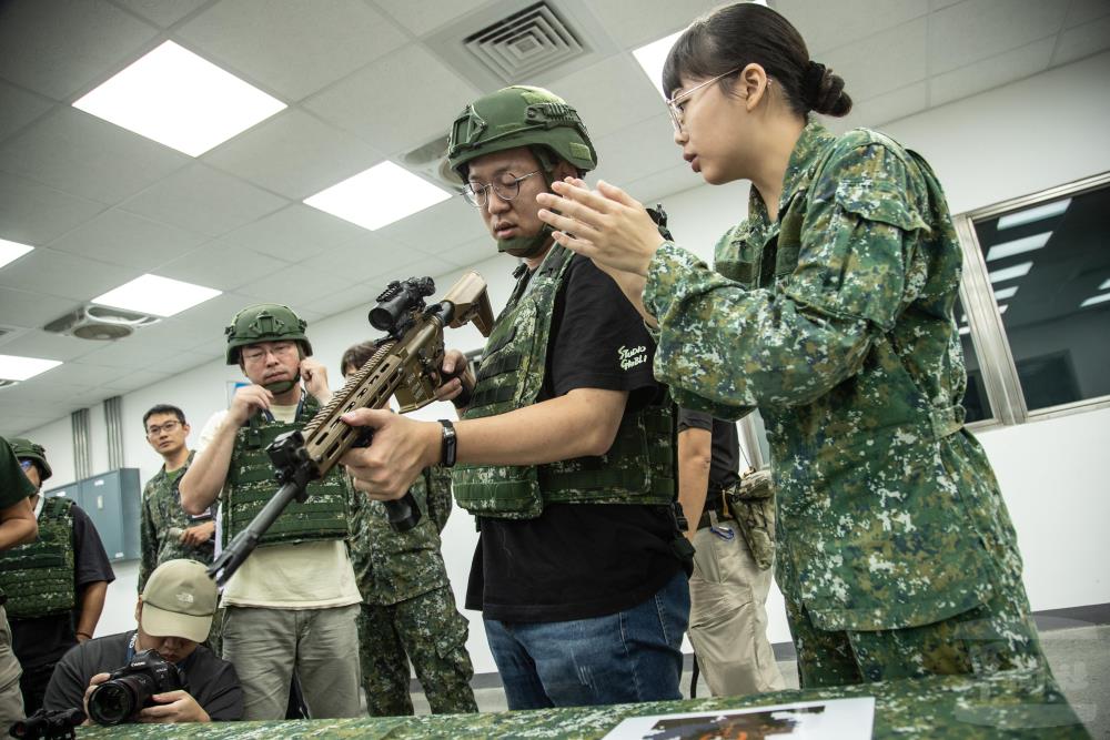 說明官詳細說明武器性能，並安排射擊體驗。（軍聞社記者王茗生攝）