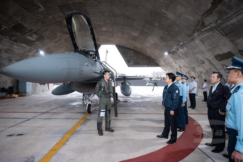 賴總統28日前往花蓮勗勉空軍第五戰術混合聯隊。（總統府提供）