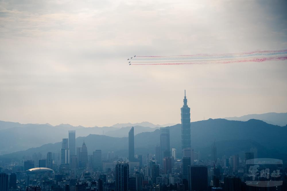 雷虎特技小組施放彩煙，飛越臺北市上空。（軍聞社實習記者王逸倫攝）