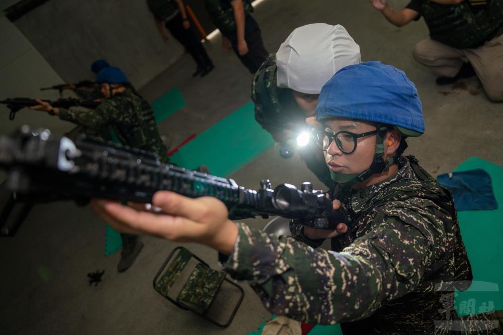 靶場助教協助完成清槍程序，確保射擊安全。（軍聞社記者吳東昇攝）