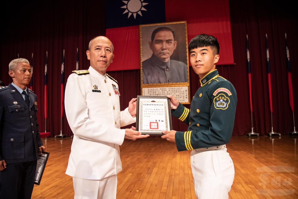 梅總長頒發畢業生代表畢業證書及績優學生獎狀。（軍聞社記者王茗生攝）