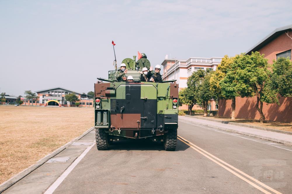 體驗營學員搭乘雲豹甲車。（軍聞社記者吳柏融攝）