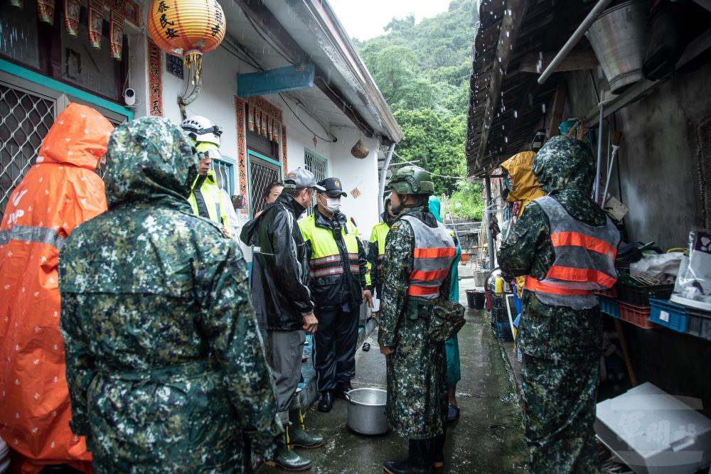 國軍全力協助地區及早預防災害所帶來的威脅，保障民眾生命財產安全。（軍聞社記者王茗生攝）