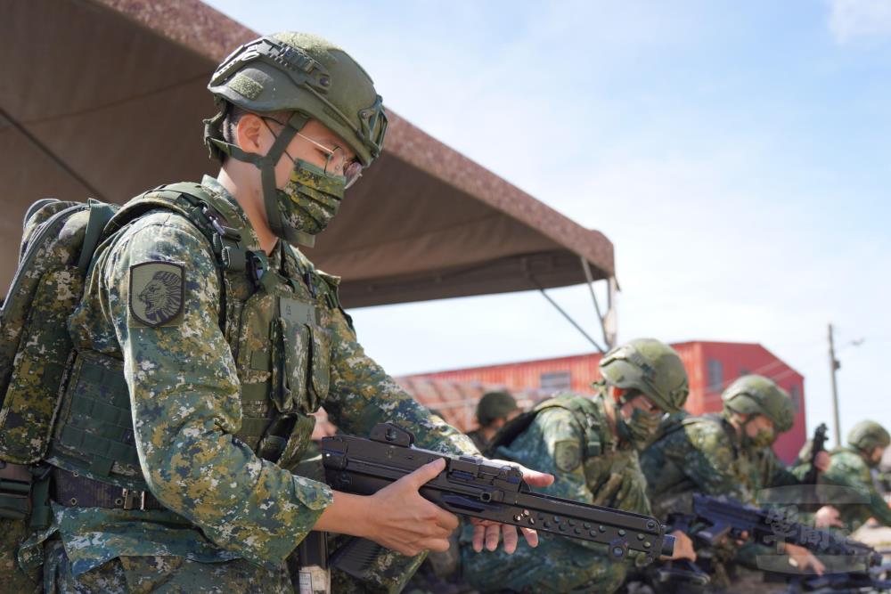 陸軍步兵第104旅召員實施「編制武器專長複訓」。（陸軍第十軍團提供）