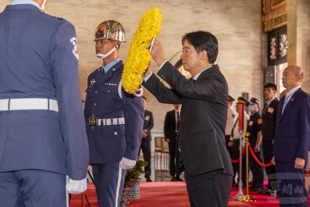 賴總統向國民革命烈士之靈位獻花致祭。（軍聞社記者吳冠萱攝）