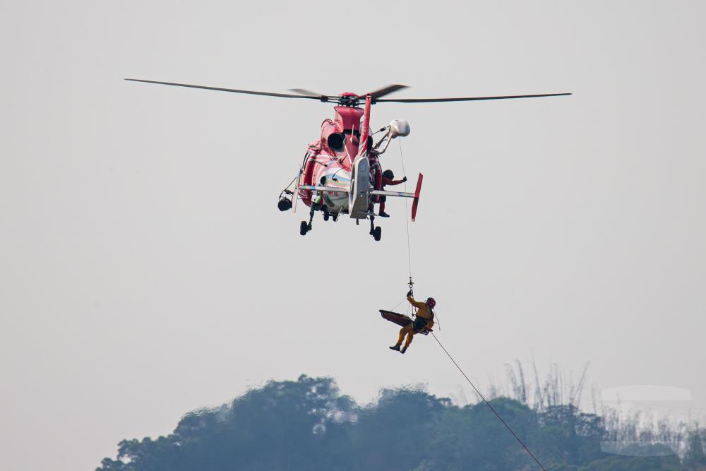 空勤總隊海豚直升機執行人員吊掛救援任務。（軍聞社記者卓以立攝）
