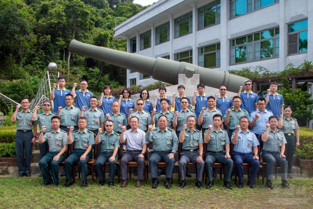 國防部副部長徐衍璞上將慰勉北部軍備單位，與官兵代表合影。（軍聞社記者莊家宏攝）