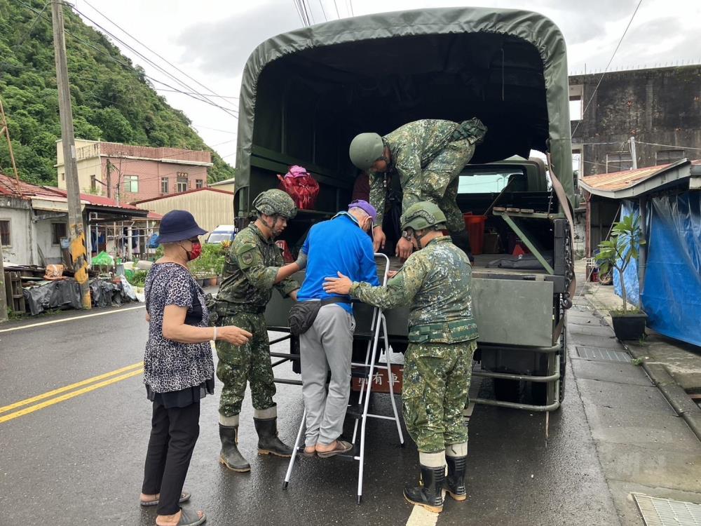 4支部派遣兵力協助山區居民預防性撤離。（第四作戰區提供）