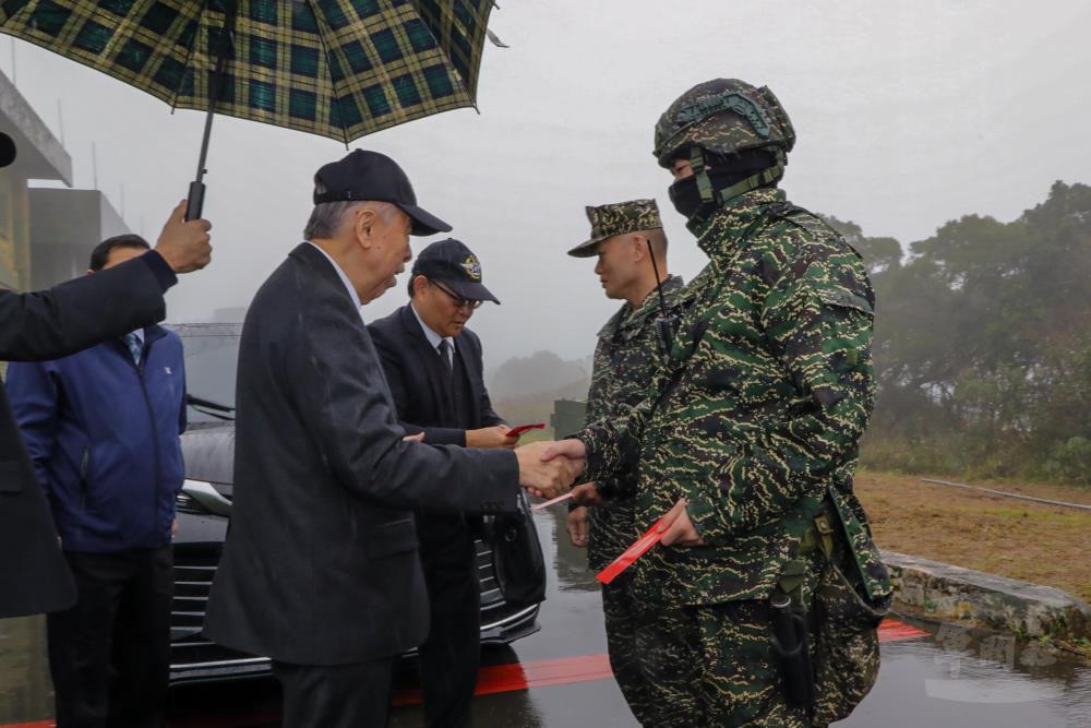 李榮譽理事長慰問哨所執勤官兵。（軍人之友社提供）