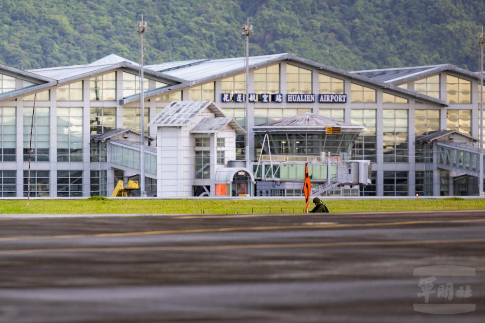 官兵架設機動千呎牌。（軍聞社記者黃劭恩攝）