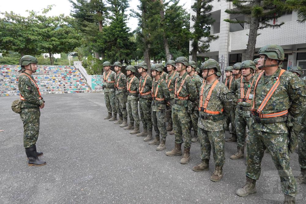 第二作戰區災防預置兵力官兵實施勤前教育。（陸軍司令部提供）