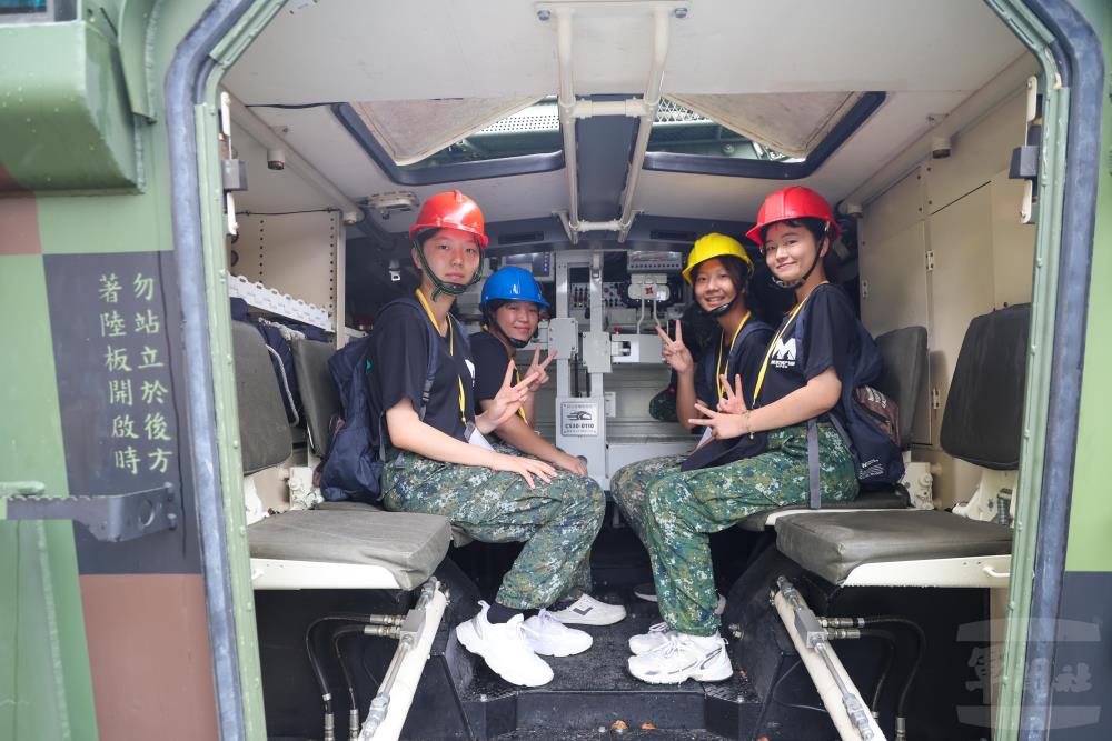 學員搭乘雲豹甲車體驗。（軍聞社記者莊家宏攝）