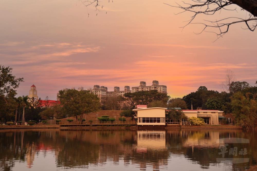黃埔賓館在夕陽餘暉中顯得格外迷人，湖面映照出溫暖的色彩。（取自陸軍軍官學校臉書）