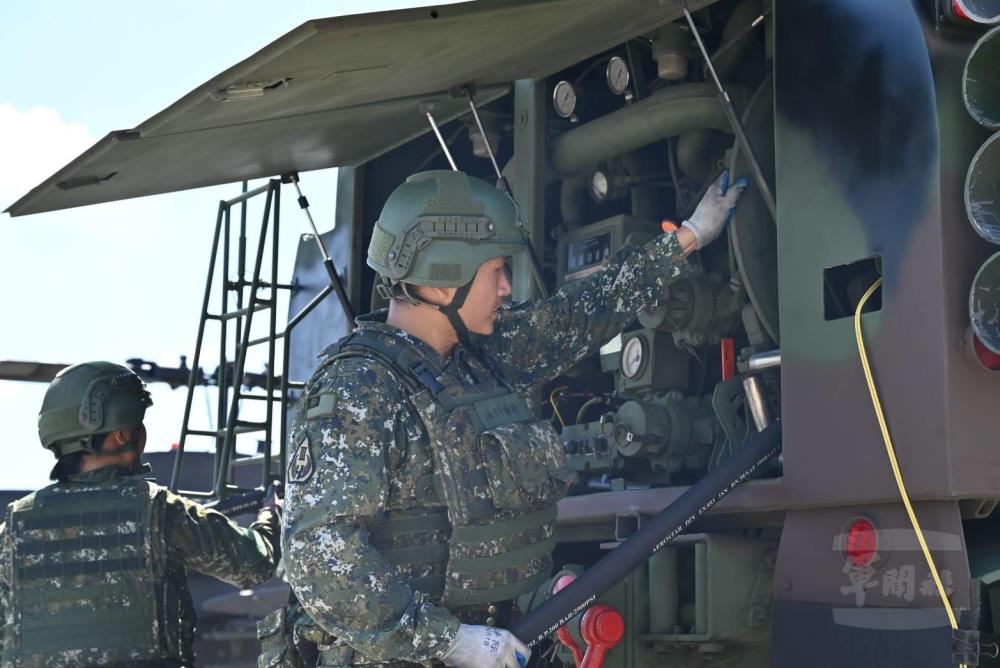 陸軍飛行訓練指揮部飛保廠油彈連熱加油動態演練。（陸軍飛訓部提供）