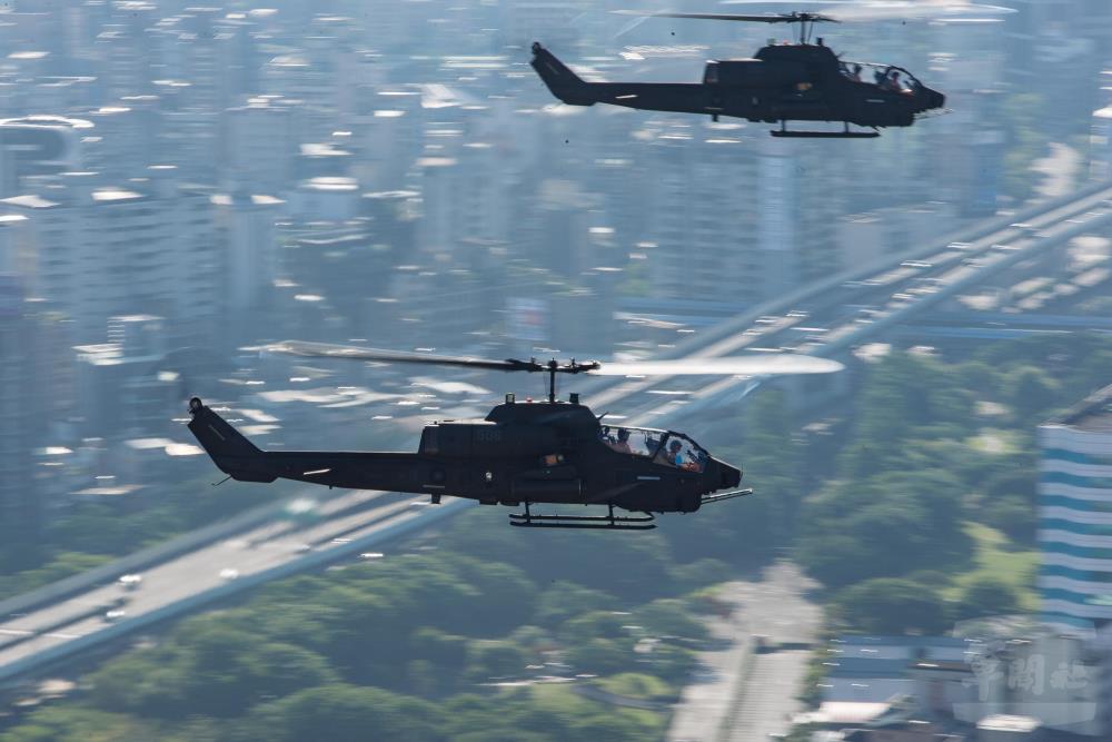 AH-1W直升機編隊進場。（軍聞社記者呂尚俞攝）