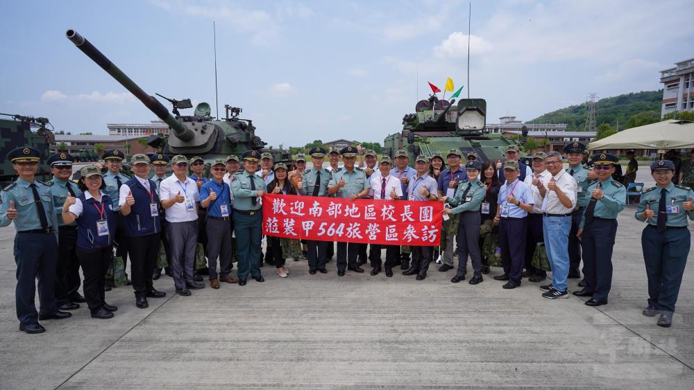 陸軍第八軍團日前邀請鳳新高中等17所高中職校長參訪裝甲564旅天山營區。（八軍團提供）