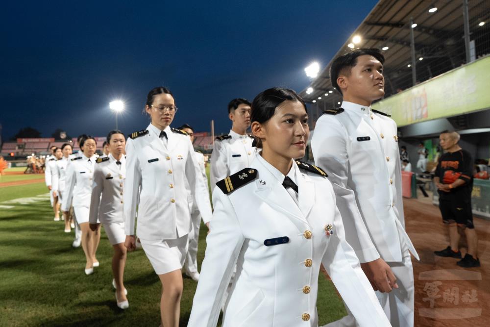 海軍官校學生進場領唱國歌。（軍聞社記者呂尚俞攝）