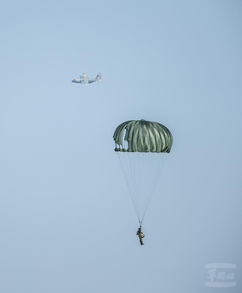 學員們搭乘空軍C-130H運輸機，從1250呎高空跳出。（軍聞社記者王茗生攝）