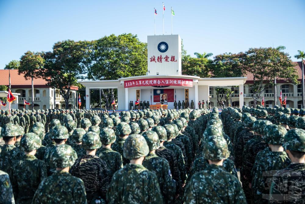 陸軍司令鍾樹明上將主持「中華民國113年三軍九校院聯合入伍訓練開訓典禮」。（軍聞社記者王茗生攝）