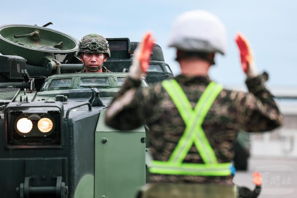 AAV7官兵仔細將車輛駛上板車。（軍聞社記者周昇煒攝）